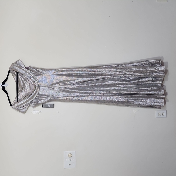 Tahari Arthur S. Levine Women's Silver Cowl Neck Maxi Formal Dress Size 4 - Picture 4 of 11